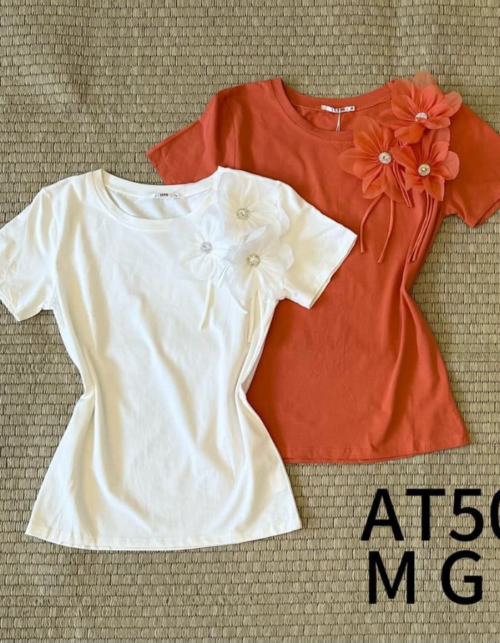 T-SHIRT ALGODÃO COM ELASTANO DETALHE COM FLORES 
