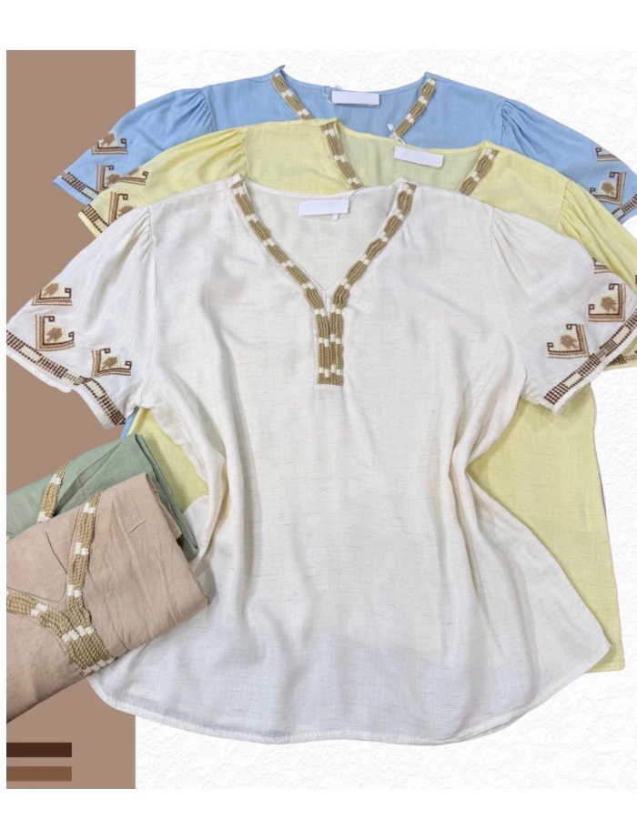 Blusa com detalhes na gola e bordado na manga 