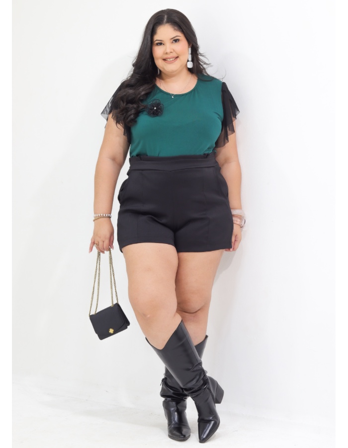 Blusa com broche e tule 