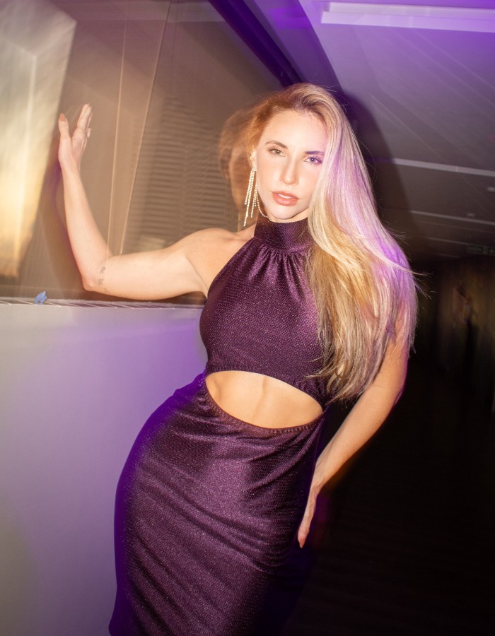 VESTIDO MALHA ROSSETI COM GOLA DE ALTA DE AMARRAÇÃO E ABERTURA NA CINTURA - TAMANHO G