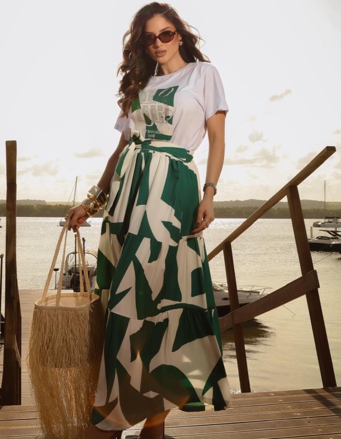 CONJUNTO TEE APLICAÇOES E SAIA LONGA ESTAMPADA