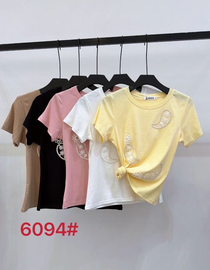 T-SHIRT C/ DETALHE BORDADO