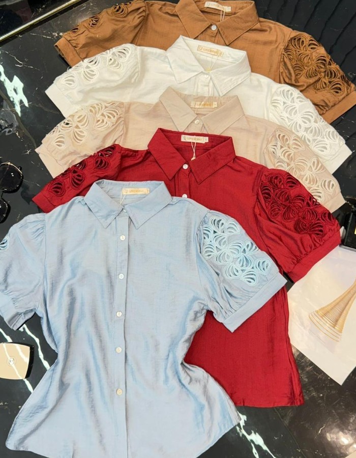 BLUSA TECIDO ACETINADO BORDADO NA MANGA 