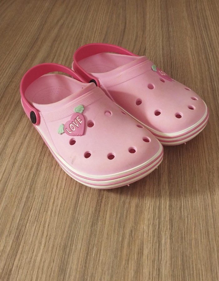 Crocs simples passo