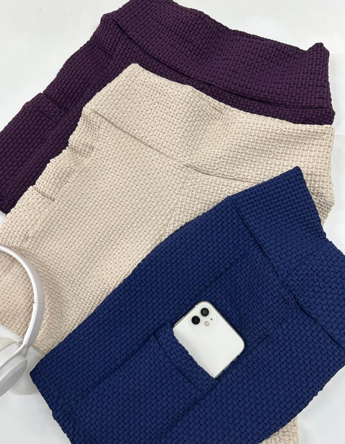 SHORT BOLSO LATERAL PLUS EM BROCADO