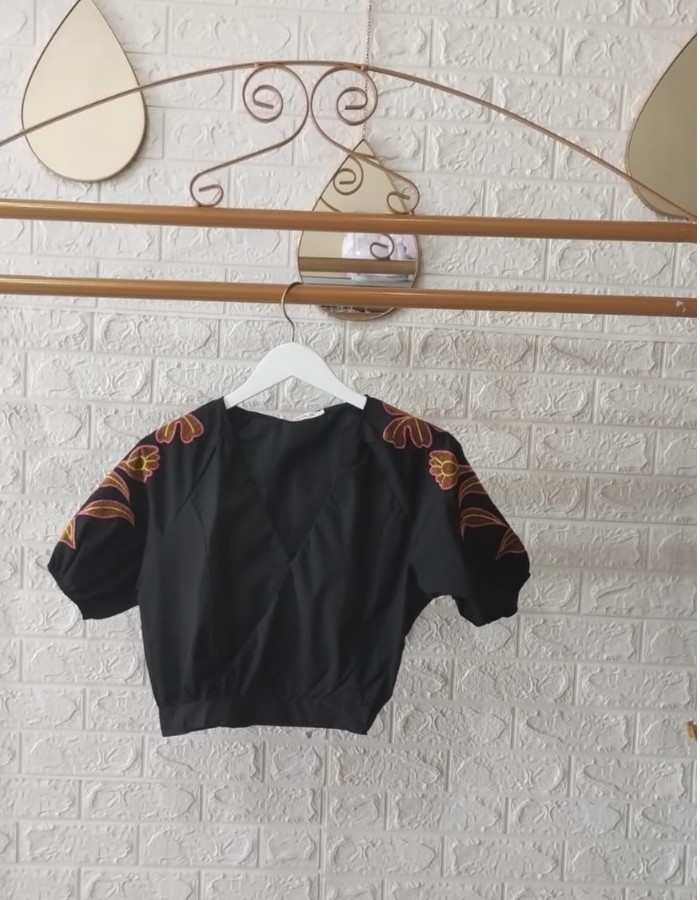 SEMI CROPPED COM BORDADO NA MANGA