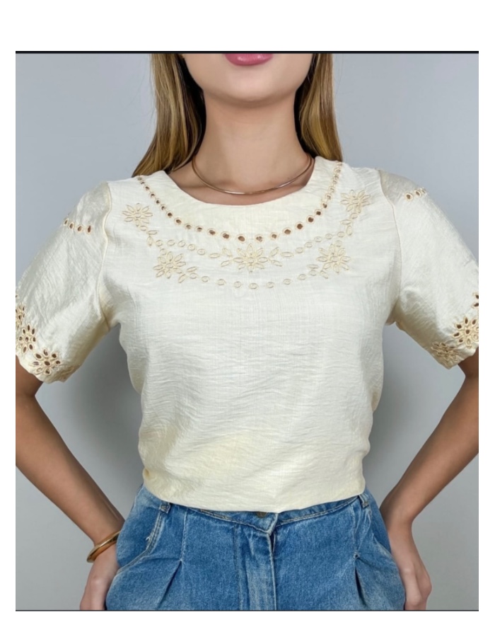 Blusa com detalhes bordado 