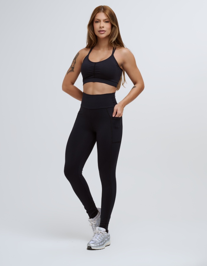 Calça lisa detalhe no bolso 