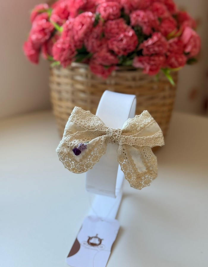 LAÇO EM RENDA PARAÍBA BORDADO, NO BICO DE PATO.