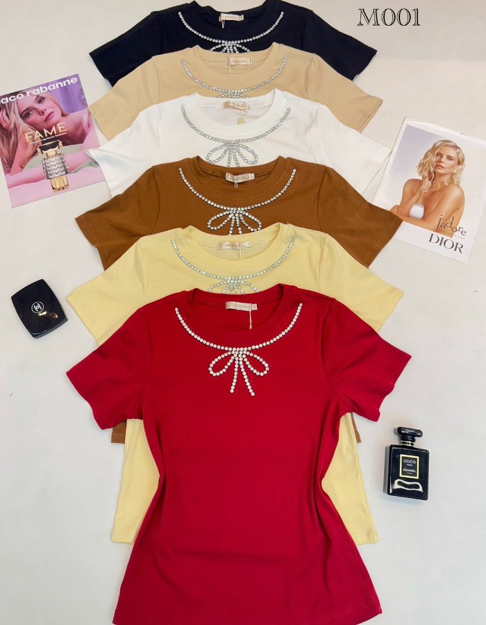 T-SHIRT C/LAÇO BORDADO EM STRASS