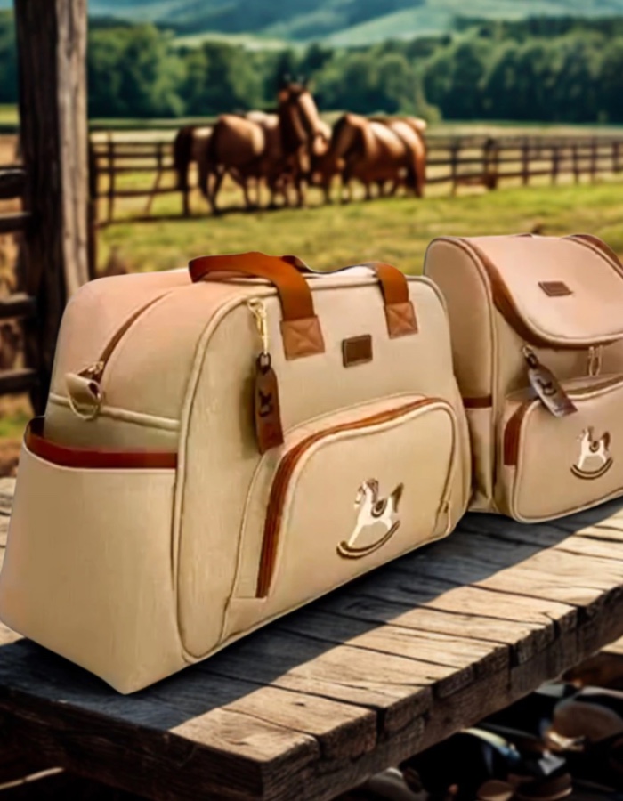 CONJUNTO BOLSA G E MOCHILA COLEÇÃO CAVALINHO CORANO BEGE ARTE E COMPANHIA