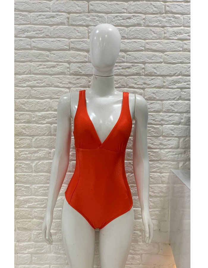 MAIÔ TRADICIONAL COM DECOTE V