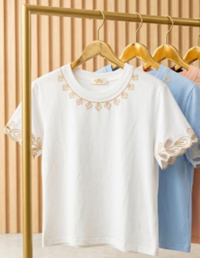 T-SHIRT C/ DETALHE NO PESCOÇO E MANGA