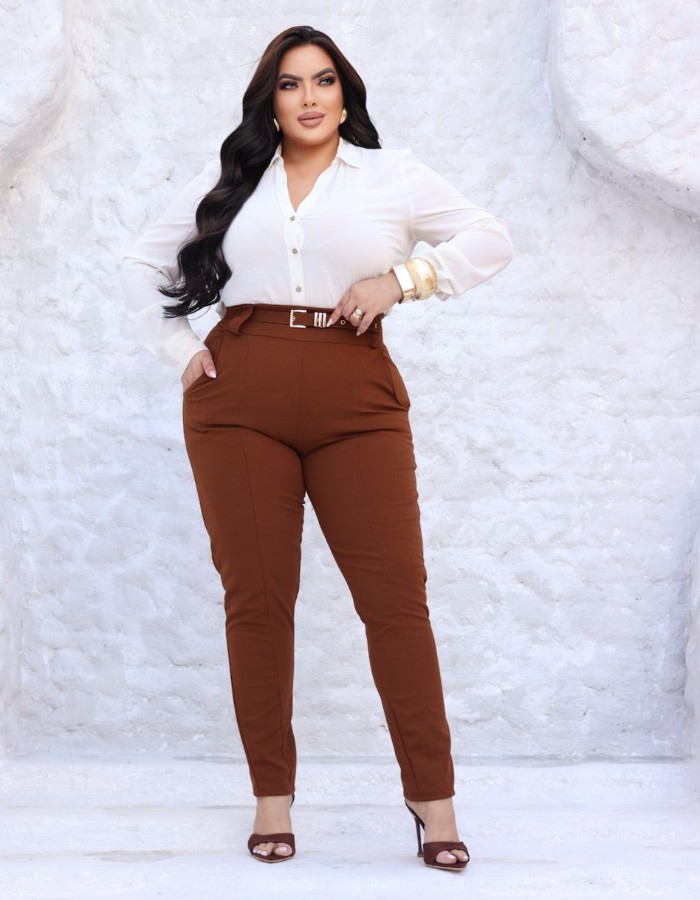 Calça com bolso e cinto