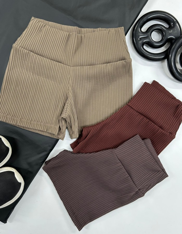 SHORT CURTO EM CANELADO