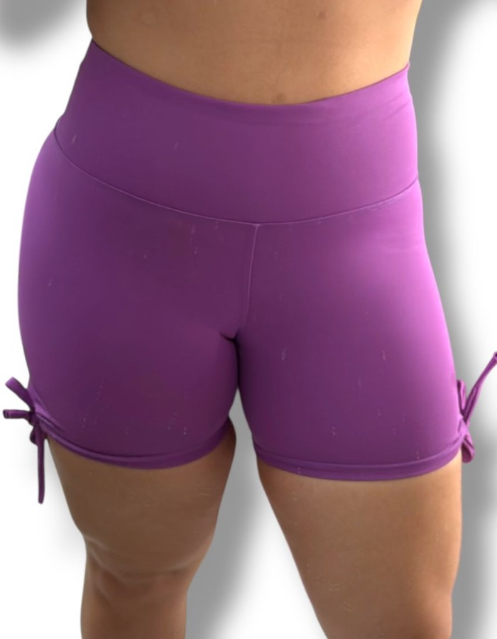 SHORT CURTO COM PUXADINHO LATERAL