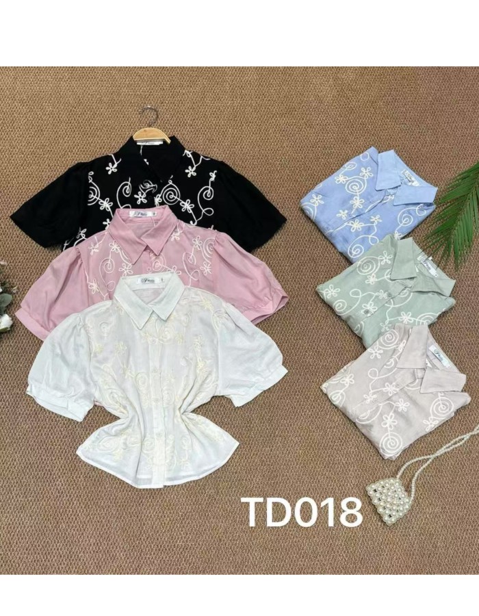 BLUSA C/ GOLA E DETALHES DE FLORES BORDADO