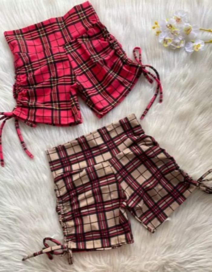 SHORT COM TORSAL NA LATERAL XADREZ EMPINA