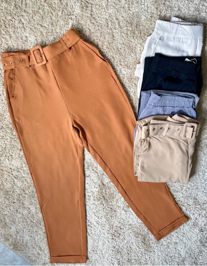 Calça alfaiataria com cinto e elástico na cintura 