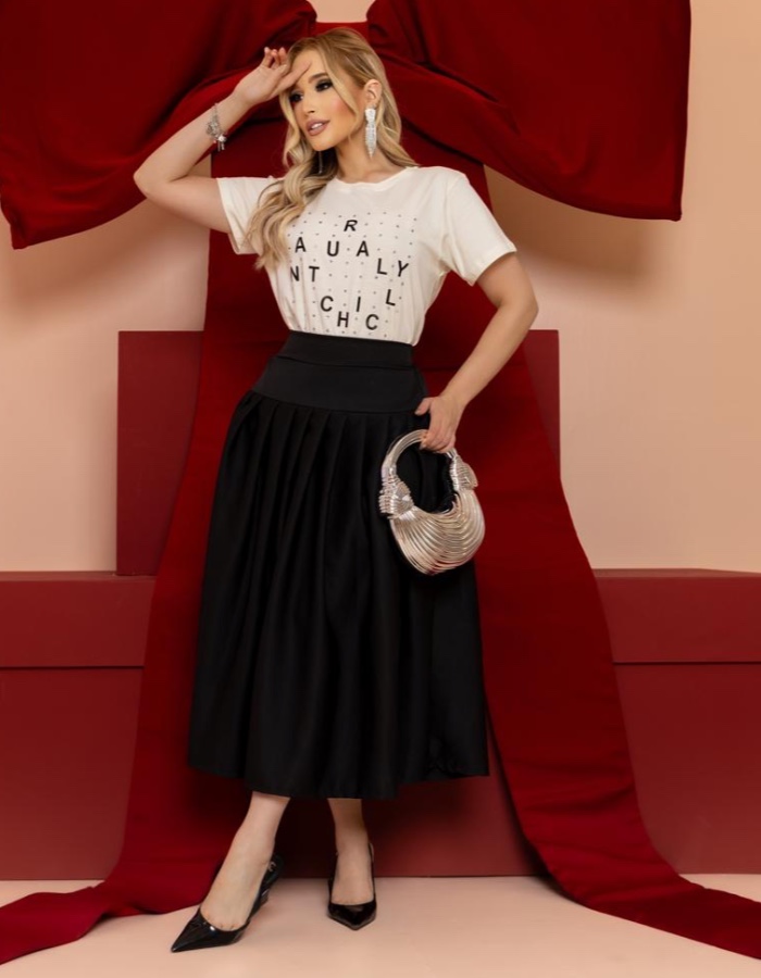 CONJUNTO TEE LETRINHAS E SAIA LISA