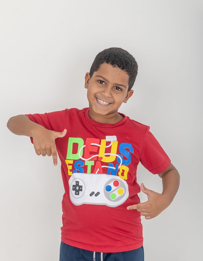 CAMISA DEUS ESTA NO CONTROLE 