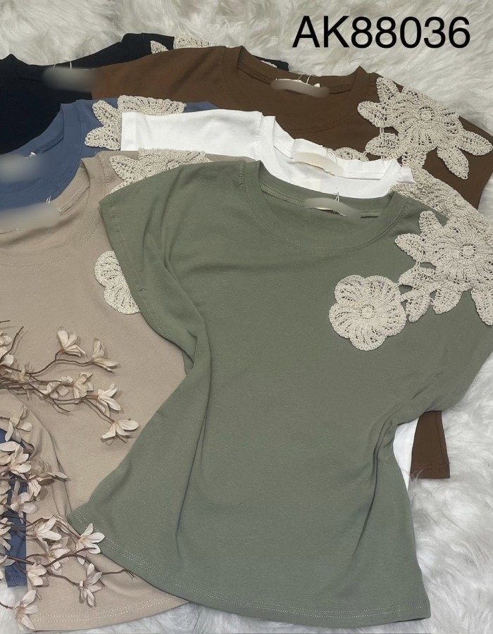 T-SHIRT DE ALGODÃO COM ELASTANO COM BORDADO NA MANGA FLOR 