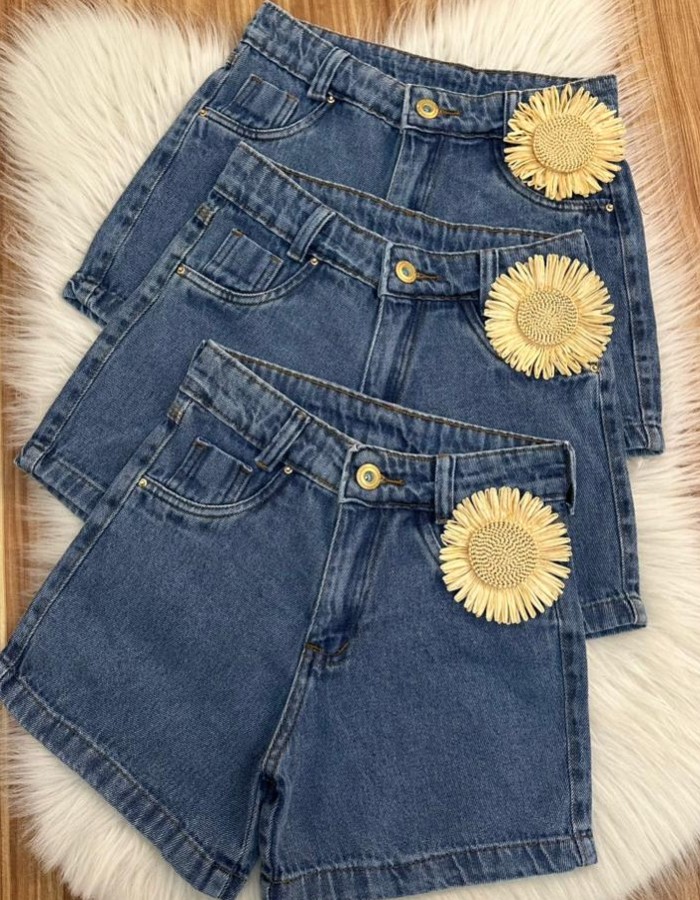 SHORT JEANS APLICAÇÃO FLOR DE PALHA GIRASSOL