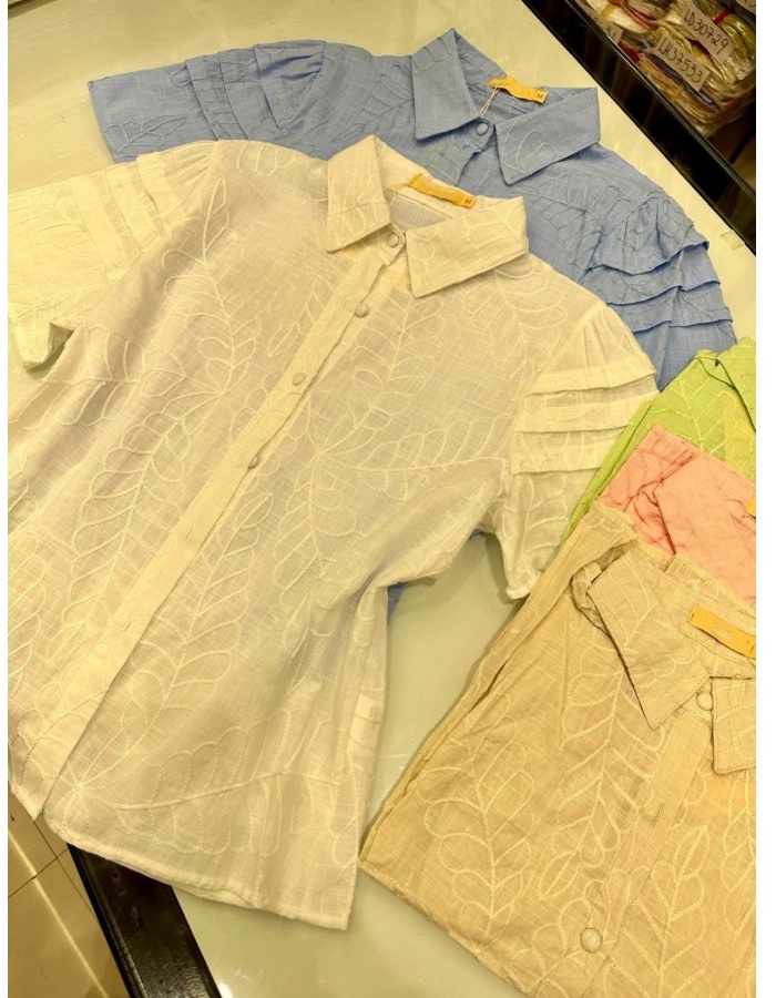 Blusa bordada com botões 