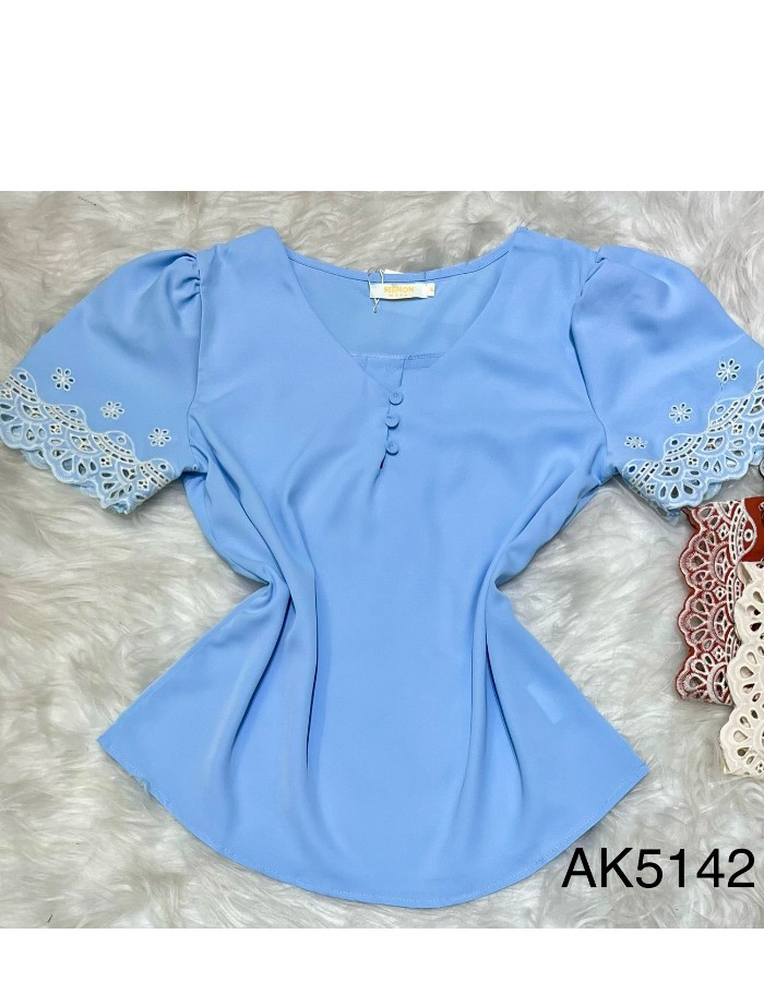 BLUSA CREPE SEDA BORDADA NA MANGA E BOTÃO