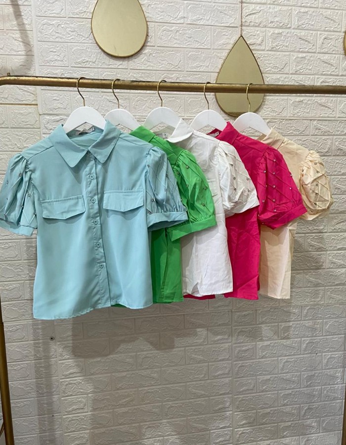 BLUSA COM STRASS NA MANGA