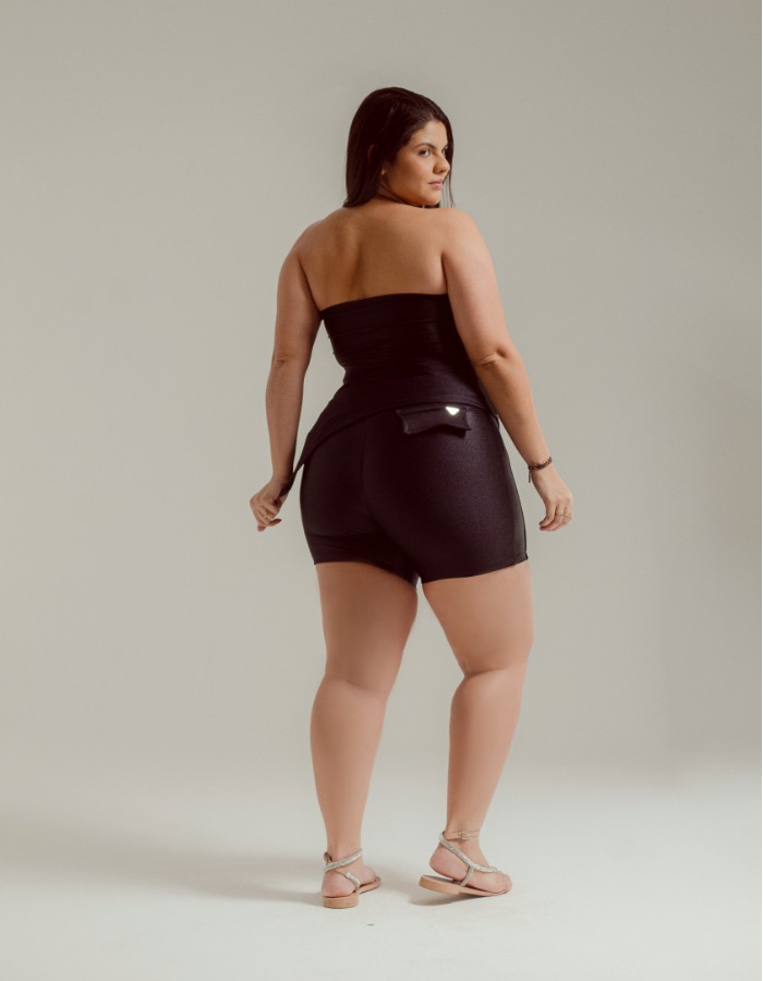 SHORT MALHA ROSSETI COM DETALHE DE BOLSO TRASEIRO