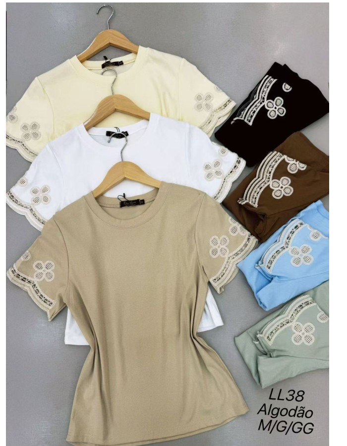 T-SHIRT ALGODÃO C/ ELASTANO BORDADA NA MANGA