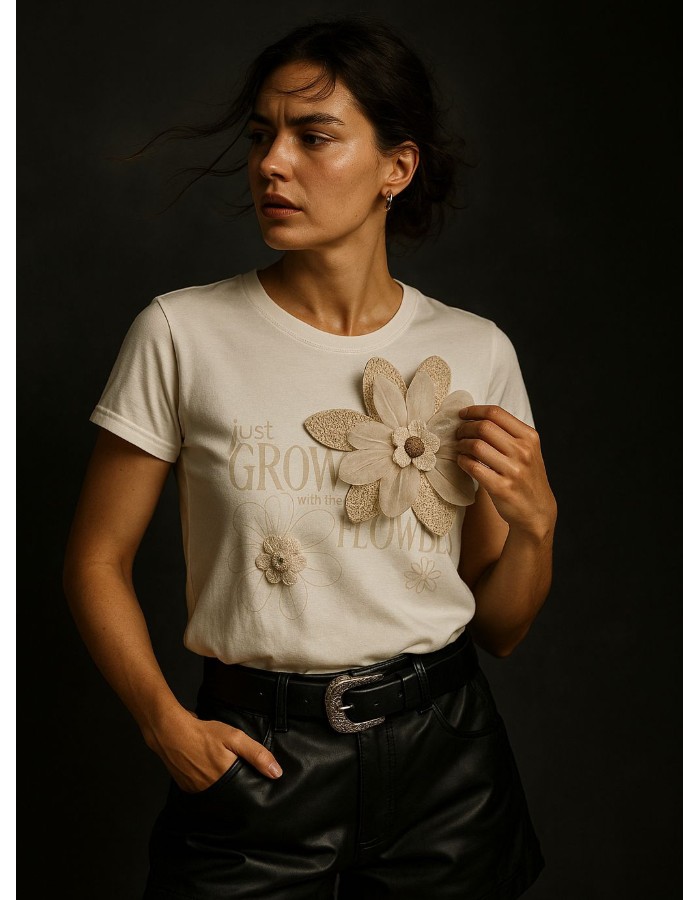 T-SHIRT DE ALGODÃO COM ELASTANO COM ESTAMPA E APLIQUE EM CROCHÊ 