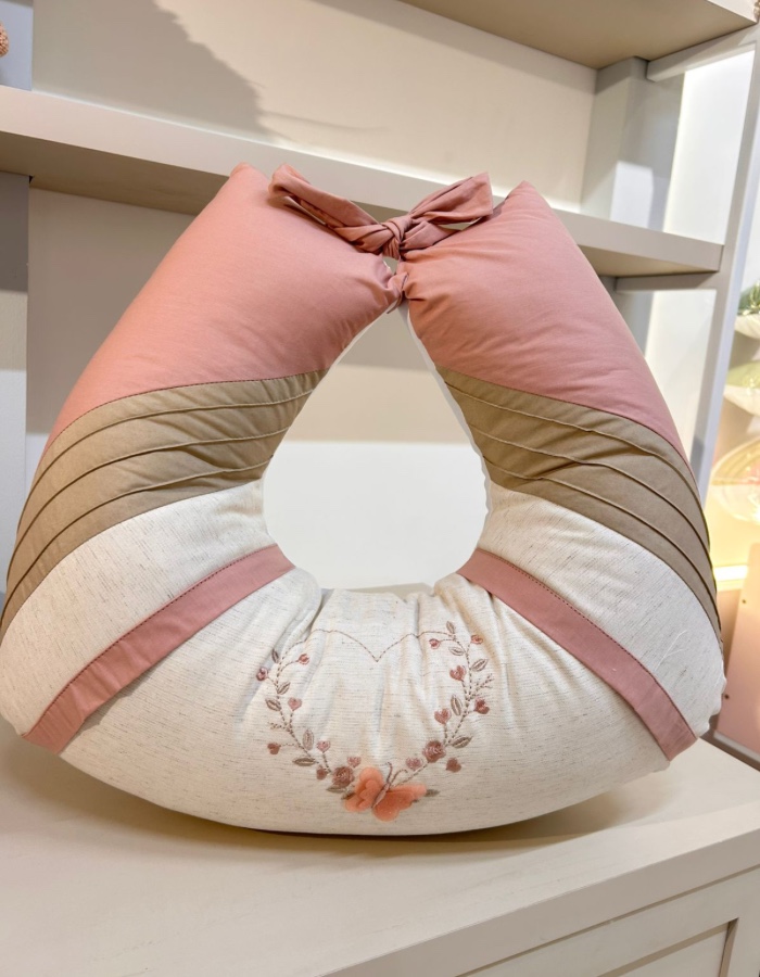 ALMOFADA DE AMAMENTAR CORAÇÃO STAR LINHO FAVO