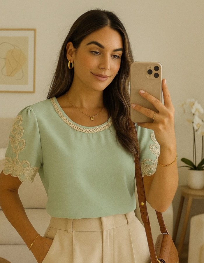 Blusa Tecido Crepe Seda Bordado Na Gola e Manga