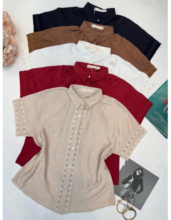 Blusa com detalhes vazado e botões 