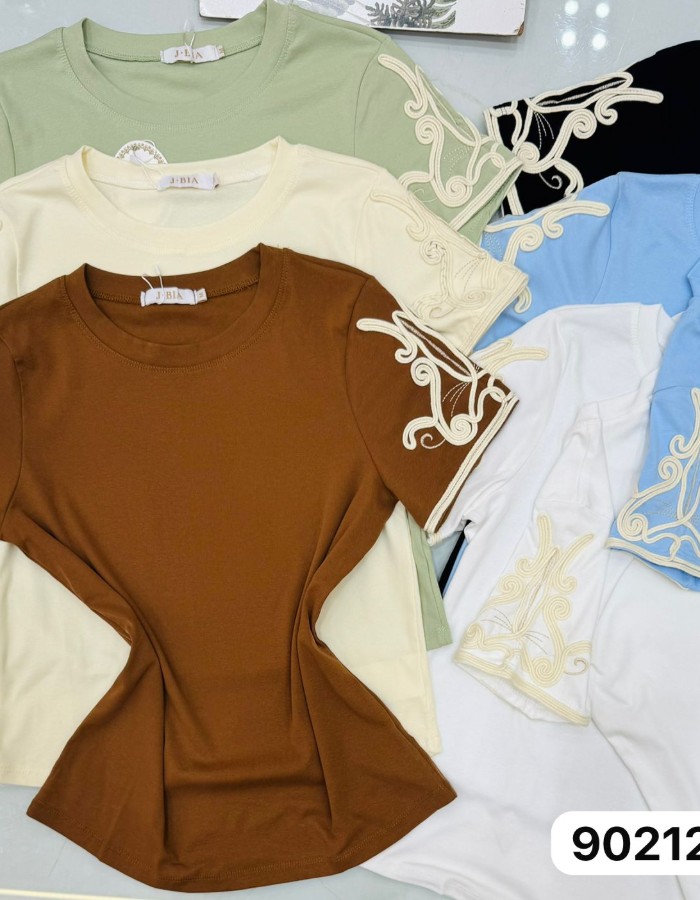 T-SHIRT DE ALGODÃO COM ELASTANO COM BORDADO NA MANGA 