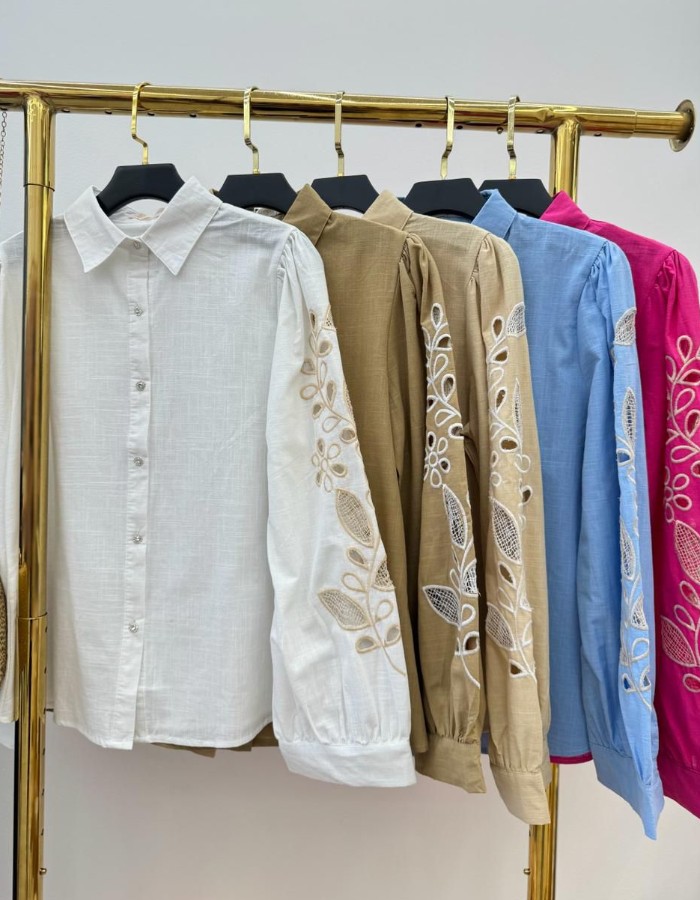 CAMISA COM MANGA BORDADA 