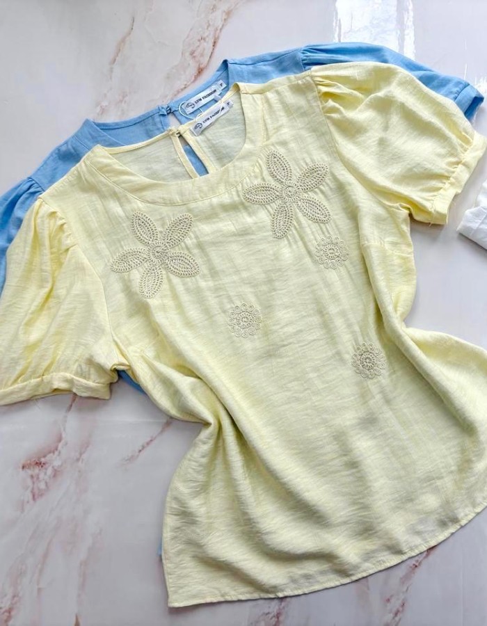 Blusa Flores Bordadas