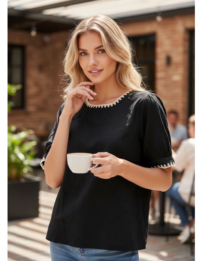 Blusa com detalhes bordado na gola e na manga 