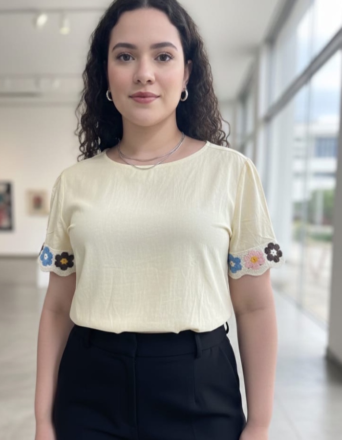 Blusa com detalhes bordado na manga 