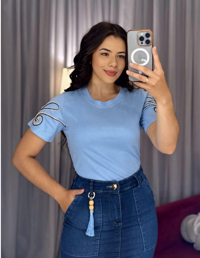 BLUSA COM DETALHE NA MANGA