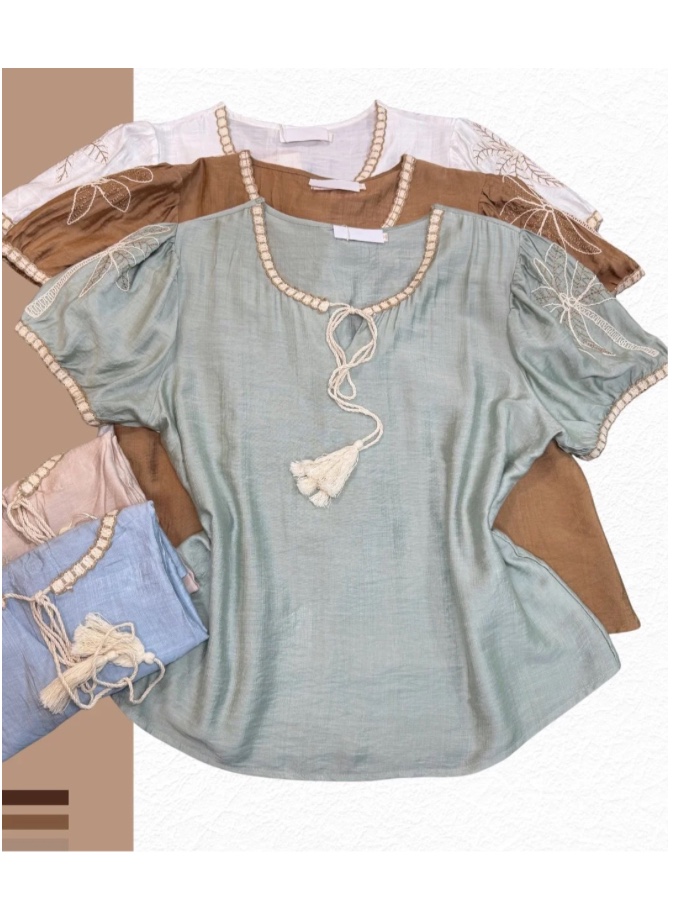 Blusa com detalhes na gola e na manga 