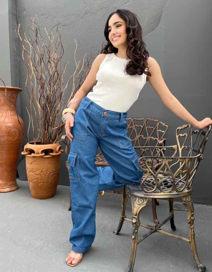 Calça jeans cargo bolsos frontal e lateral 