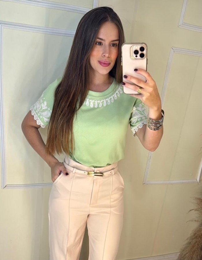 Blusa Detalhe Manga e Gola 
