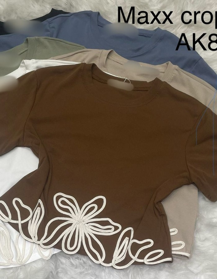 T-SHIRT DE ALGODÃO SEMI CROPPED COM ELASTANO COM BORDADO 