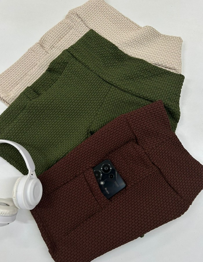 SHORT BOLSO LATERAL EM BROCADO