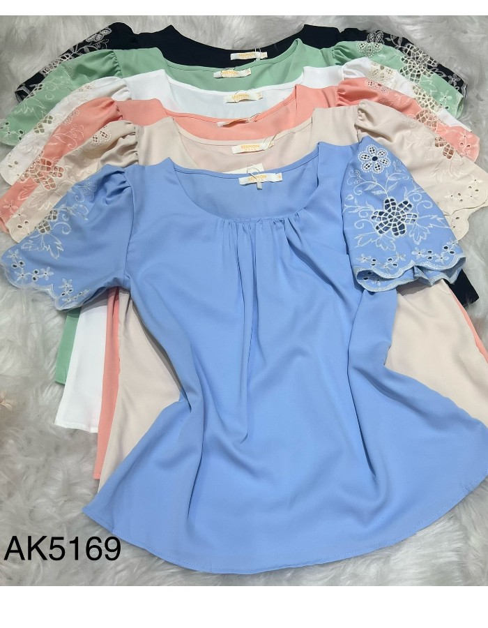 BLUSA CREPE SEDA BORDADO NA MANGA VAZADO