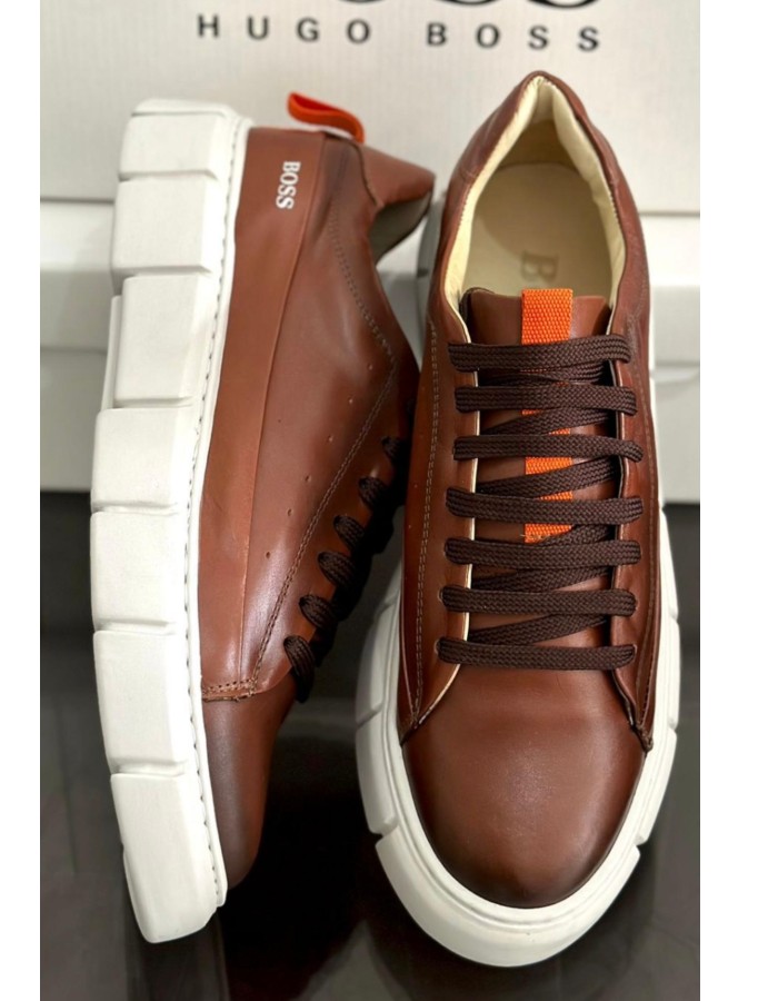 Boss marrom com branco