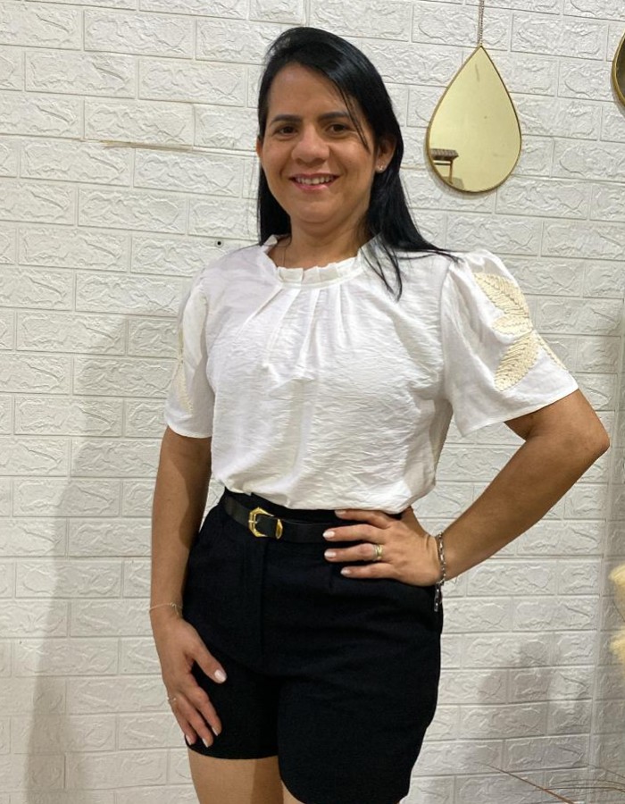 BLUSA TECIDO CREPE SEDA ACETINADO MANGA COM BORDADO TRICÔ 